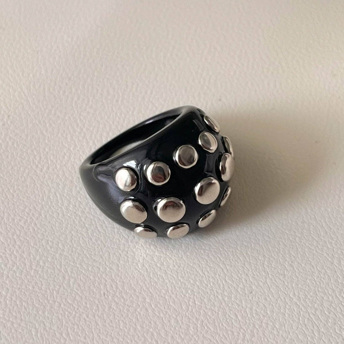 Vintage Chunky Sliver Rivet Resin Ring MK2PM6W6JRG38