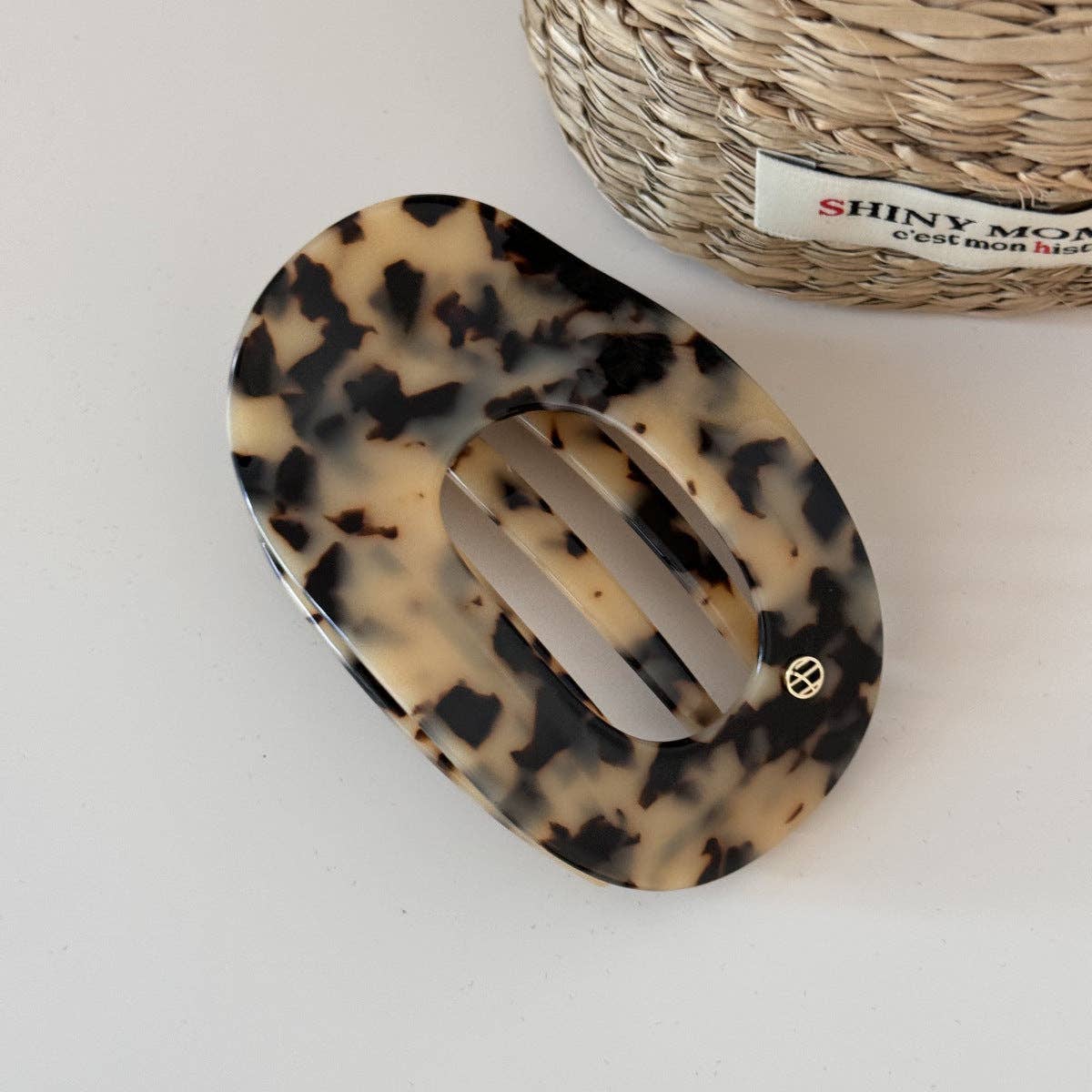 Simple Oval-Shaped Flat Medium Hair Claw MK2PPM6W6HCP538