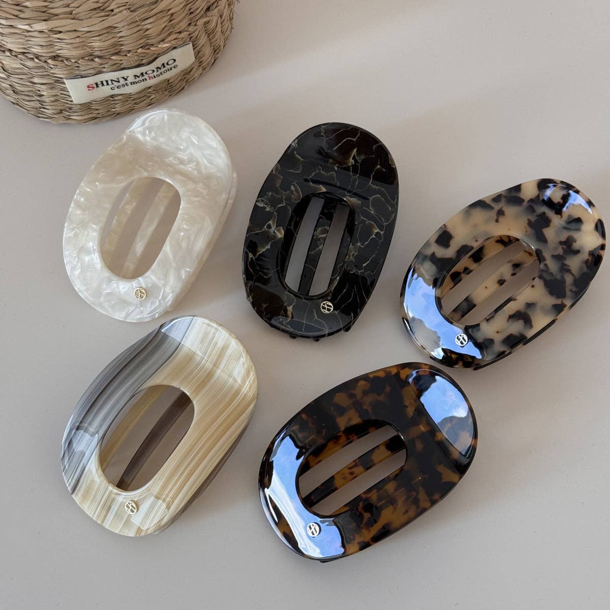 Simple Oval-Shaped Flat Medium Hair Claw MK2PPM6W6HCP538