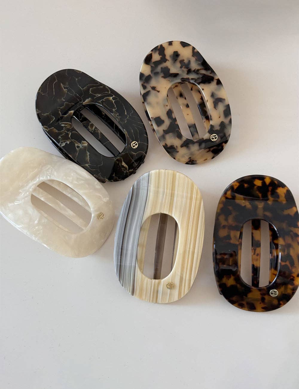 Simple Oval-Shaped Flat Medium Hair Claw MK2PPM6W6HCP538