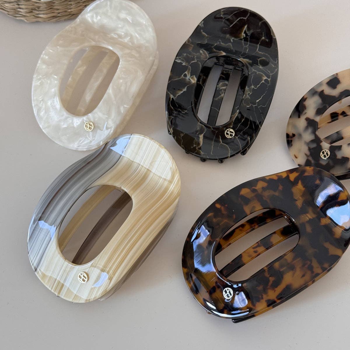 Simple Oval-Shaped Flat Medium Hair Claw MK2PPM6W6HCP538
