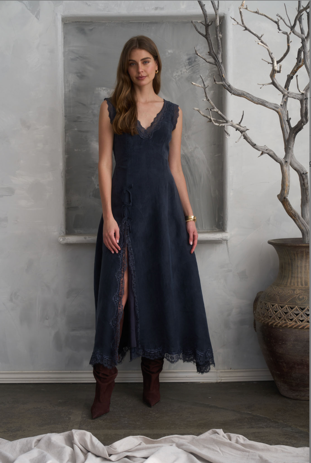 LACE INSERT V NECK