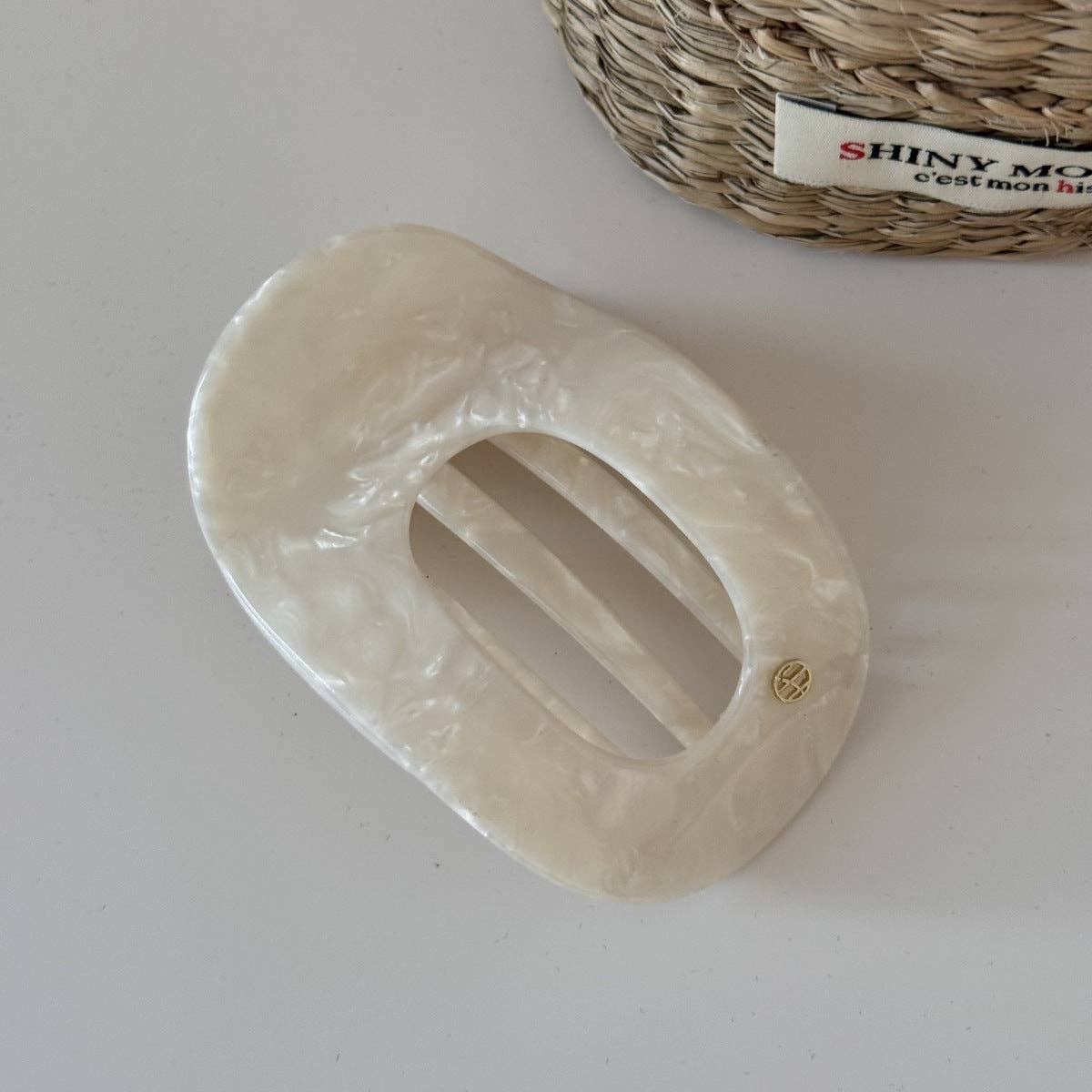 Simple Oval-Shaped Flat Medium Hair Claw MK2PPM6W6HCP538