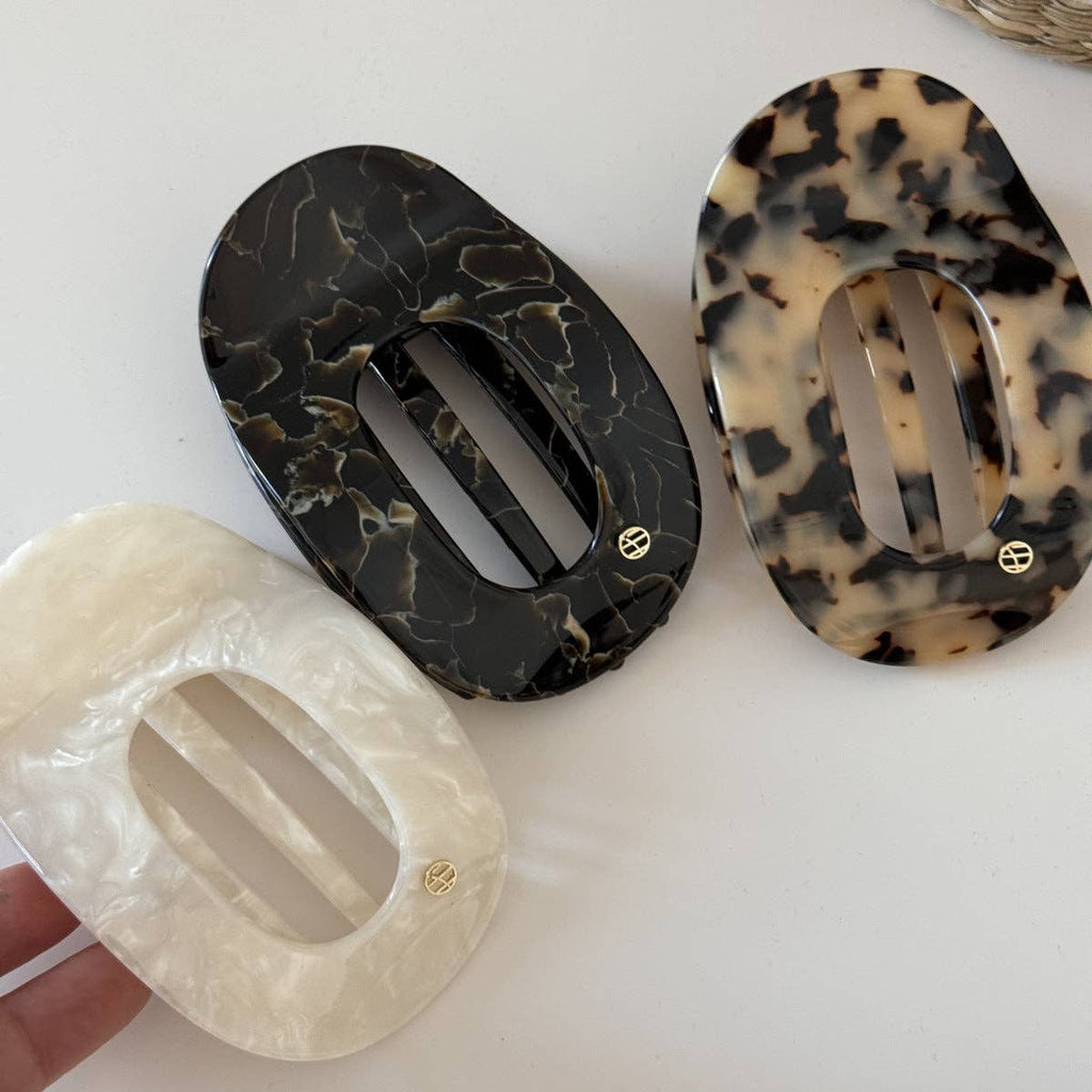 Simple Oval-Shaped Flat Medium Hair Claw MK2PPM6W6HCP538