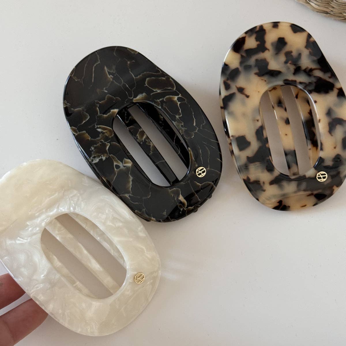 Simple Oval-Shaped Flat Medium Hair Claw MK2PPM6W6HCP538